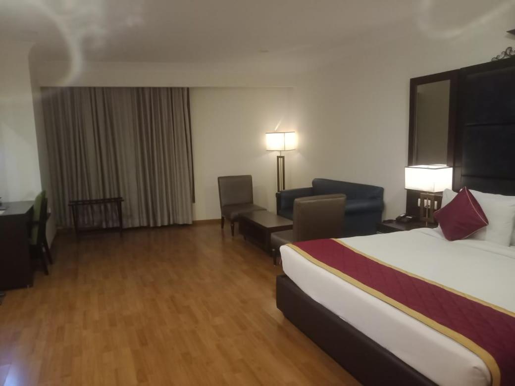 Svm Pride Banjara-hot Live Counter-road View Stay- Free Lavish Buffet Breakfast-18 Percent Off In Restaurant Food Order 3* Hyderabad